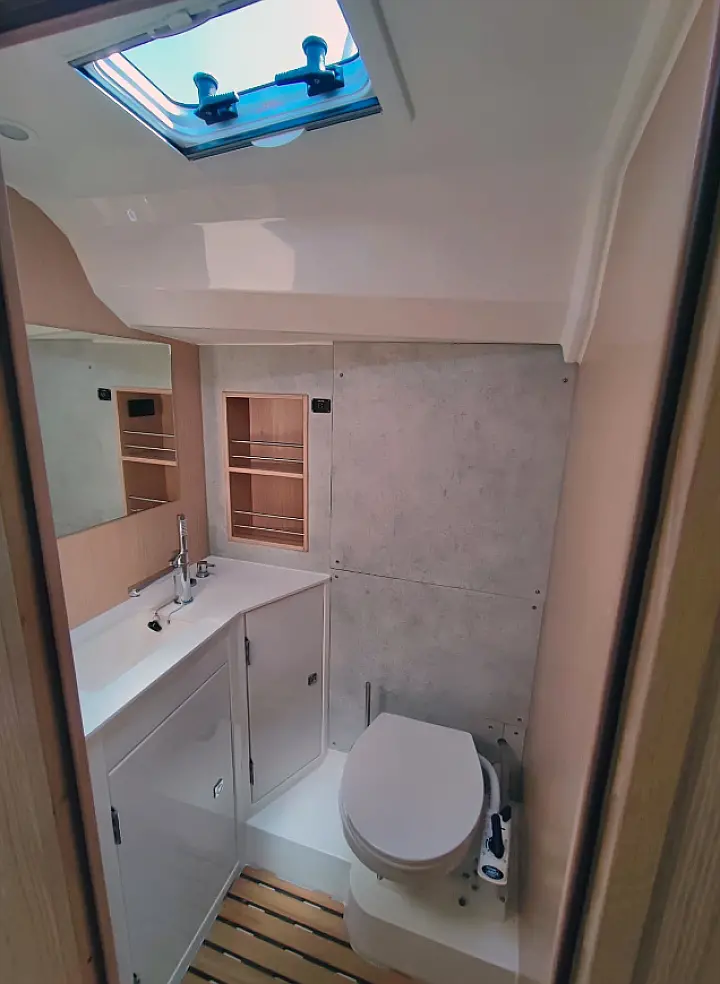 Bavaria C42 - 