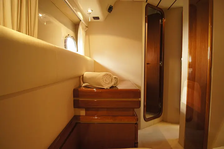 Ferretti 175 FLY - interior camarote babor