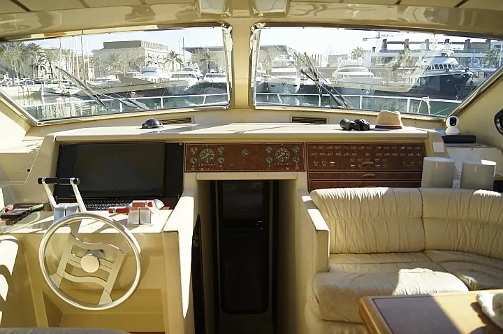 Ferretti 175 FLY - interior puente
