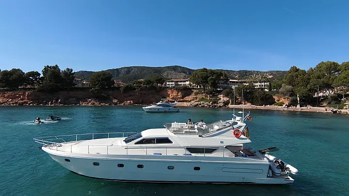 Ferretti 175 FLY - dron punta negra