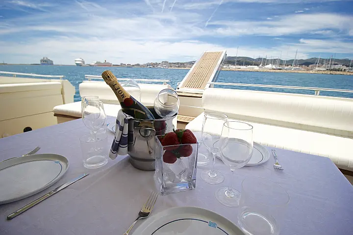 Ferretti 175 FLY - bañera moet