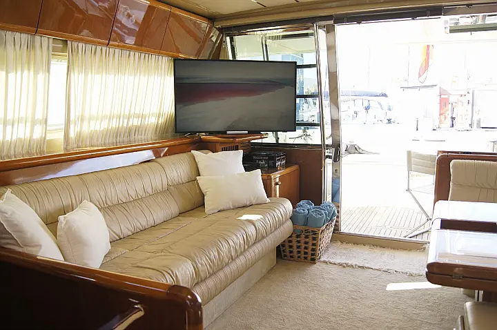 Ferretti 175 FLY - interior sofa estribor