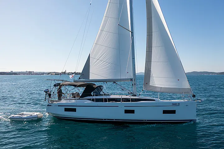 Bavaria C38 - 