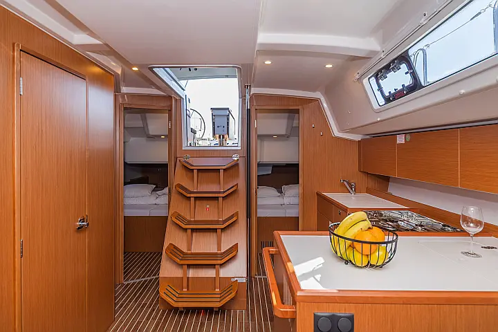 Bavaria C38 - 