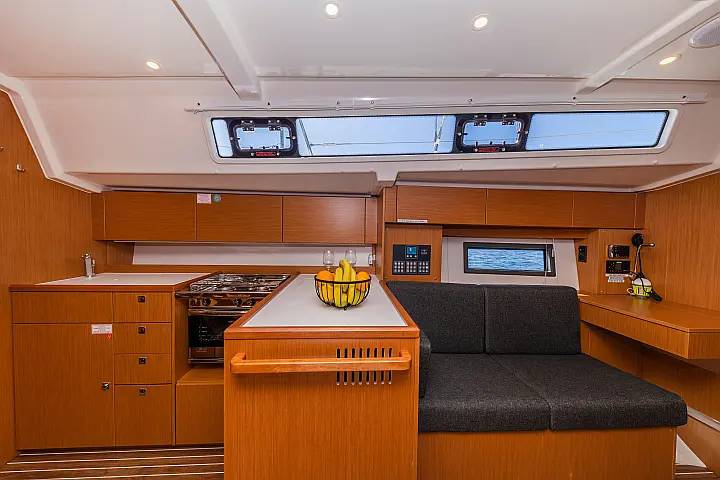 Bavaria C38 - 
