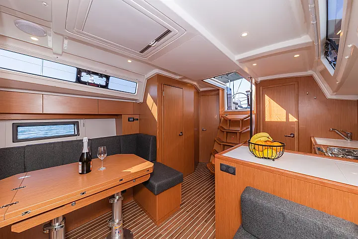 Bavaria C38 - 