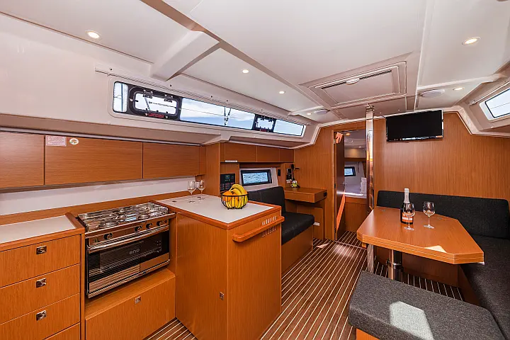 Bavaria C38 - 