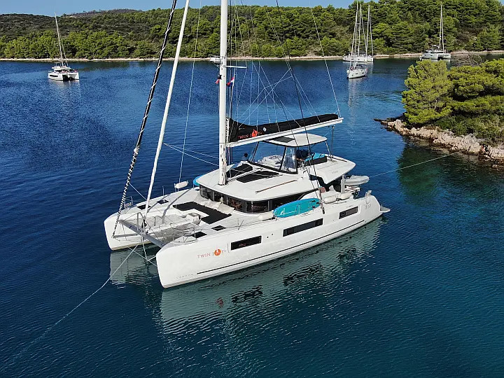 Lagoon 51 - External image