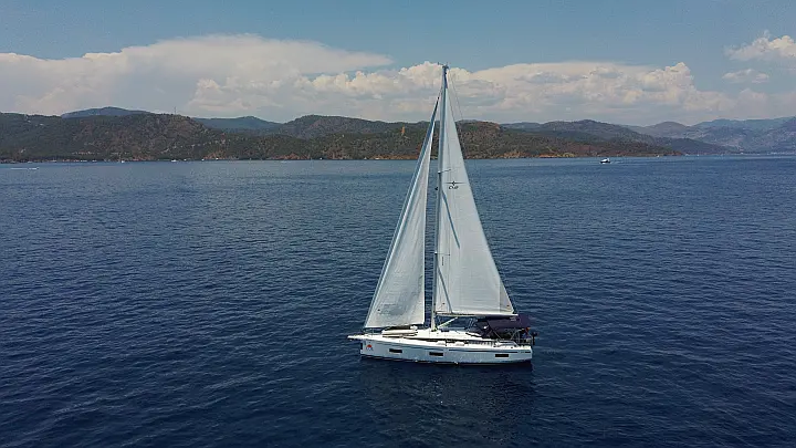 Bavaria C42 - 