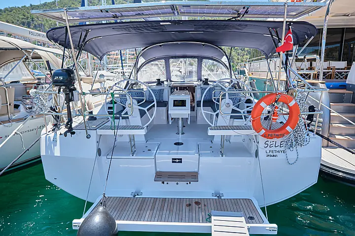 Bavaria C42 - 
