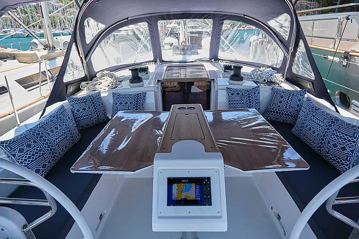 Bavaria C42 - 