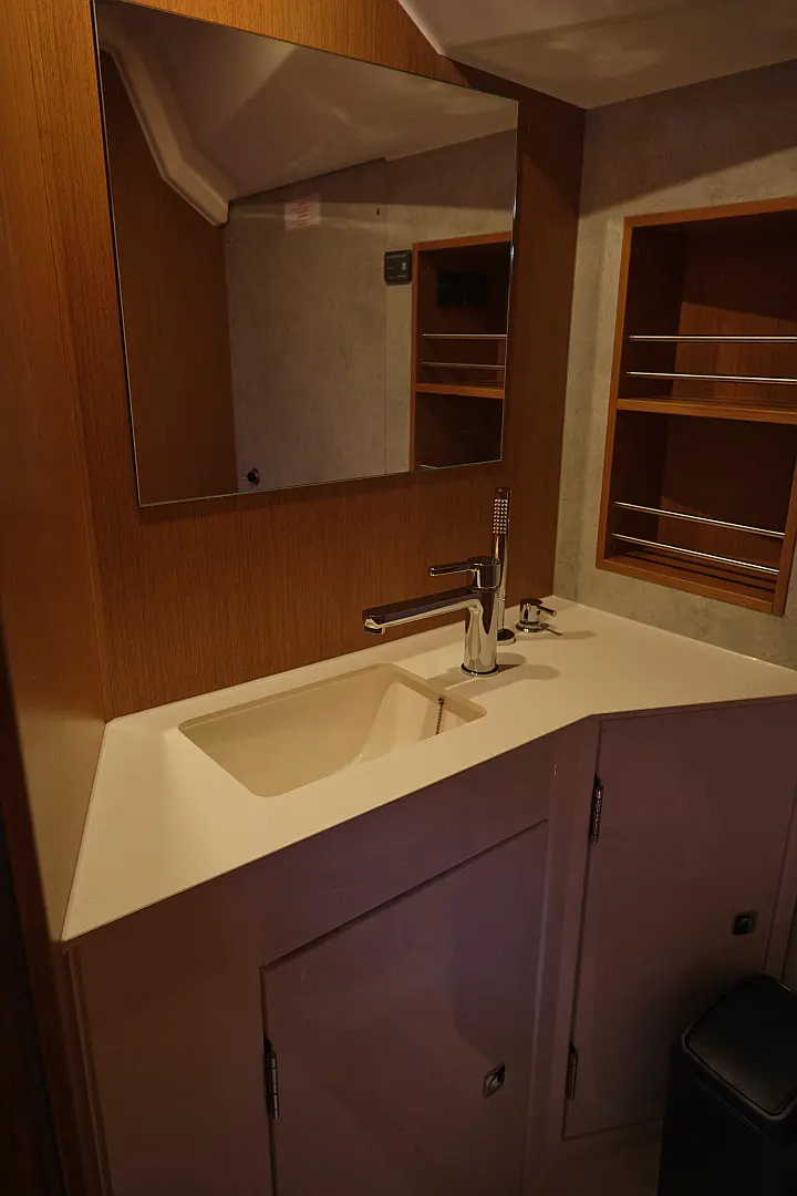 Bavaria C42 - 