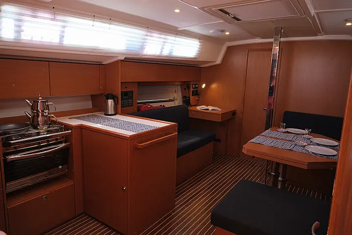 Bavaria C42 - 