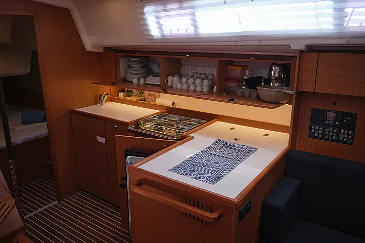 Bavaria C42 - 