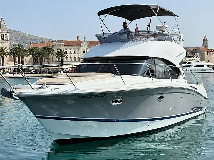 Beneteau Antares 36 - External image