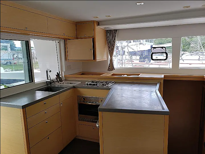 Lagoon 450 SporTop - Kitchen 2