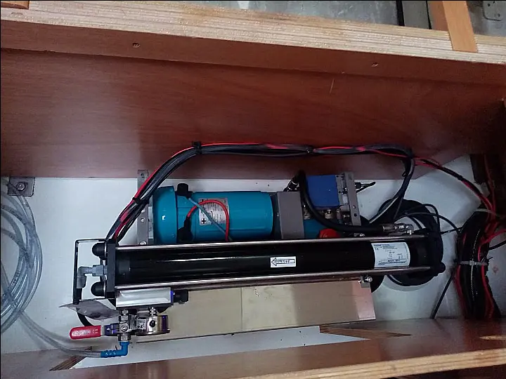 Lagoon 450 SporTop - Plumbing 3
