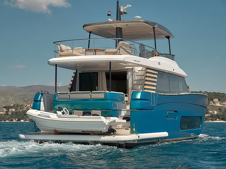 Azimut Magellano 66 - krma - folija