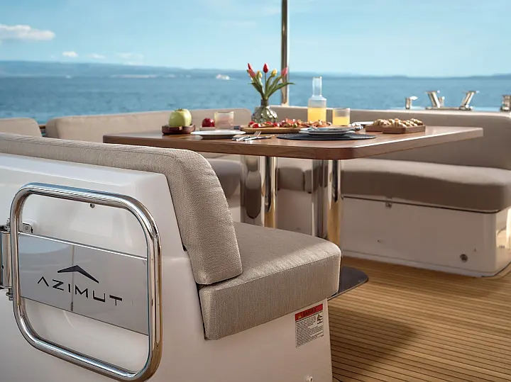 Azimut Magellano 66 - krma stol