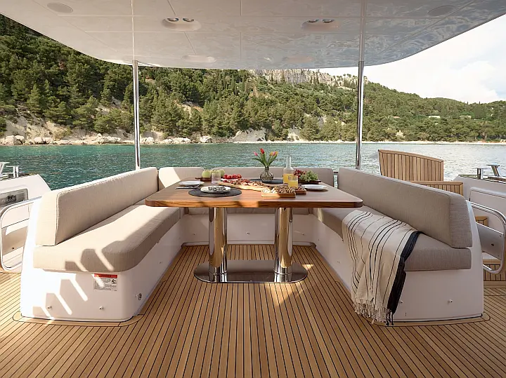 Azimut Magellano 66 - krma stol