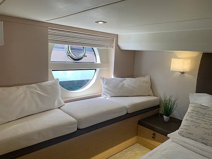 Monte Carlo 5 - main cabin - window