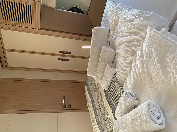 Monte Carlo 5 - stern cabin-closet
