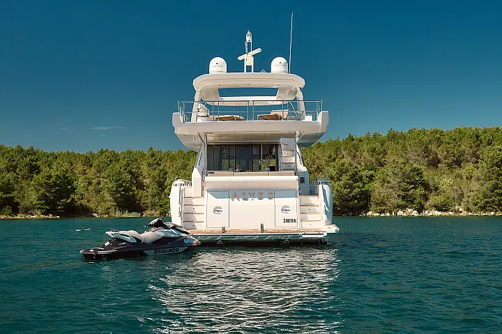 Azimut 72 - name and jet