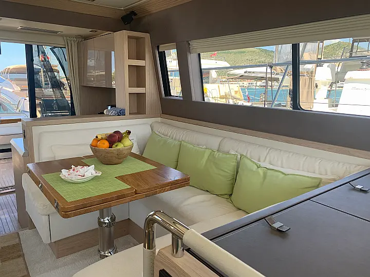 Monte Carlo 5 - cockpit table