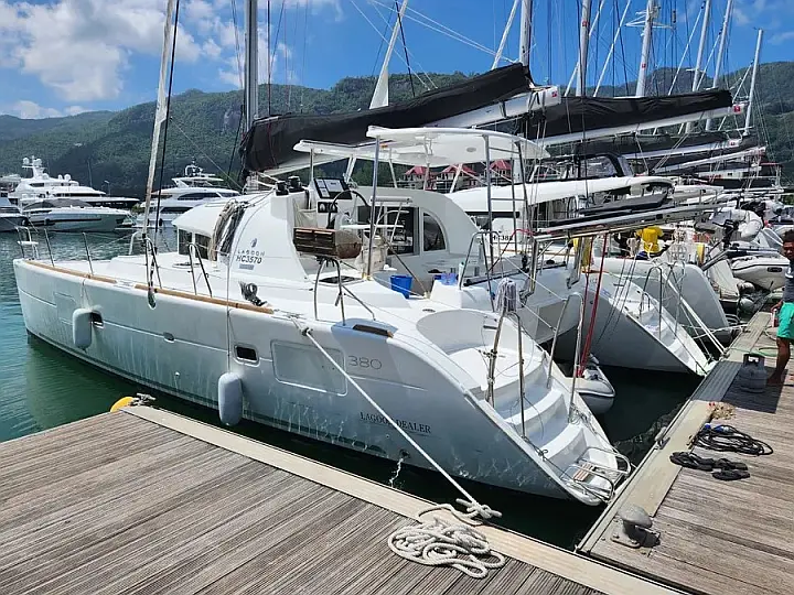 Lagoon 380 - External image