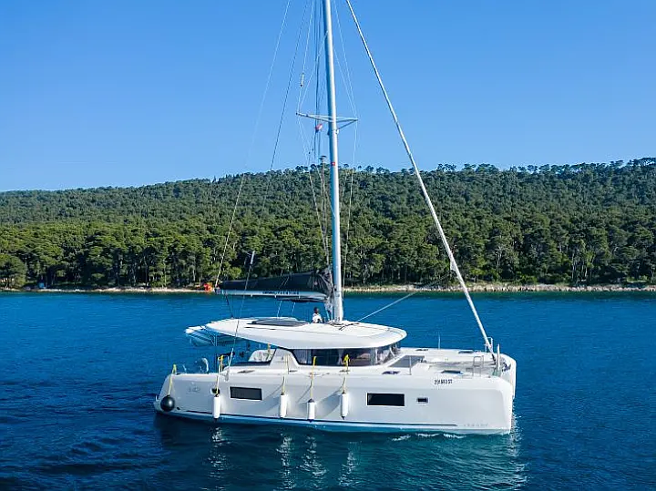 Lagoon 42 - External image