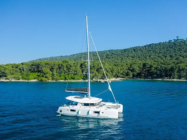 Lagoon 42 - External image