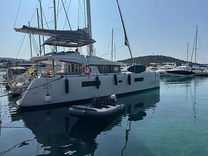 Lagoon 52F - External image