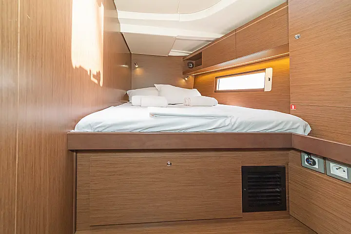 Oceanis 51.1 (5+1 cab) A/C & GEN - 