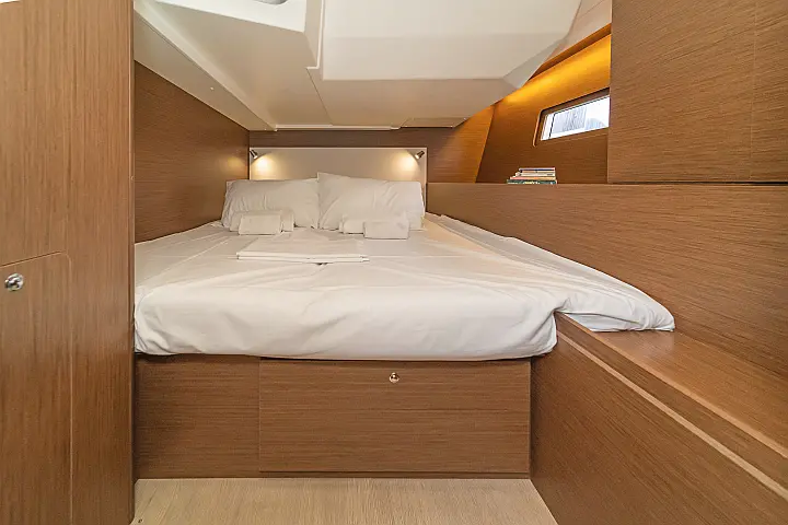 Oceanis 51.1 (5+1 cab) A/C & GEN - 