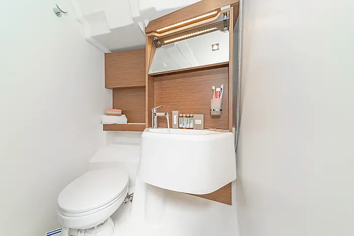 Oceanis 51.1 (5+1 cab) A/C & GEN - 