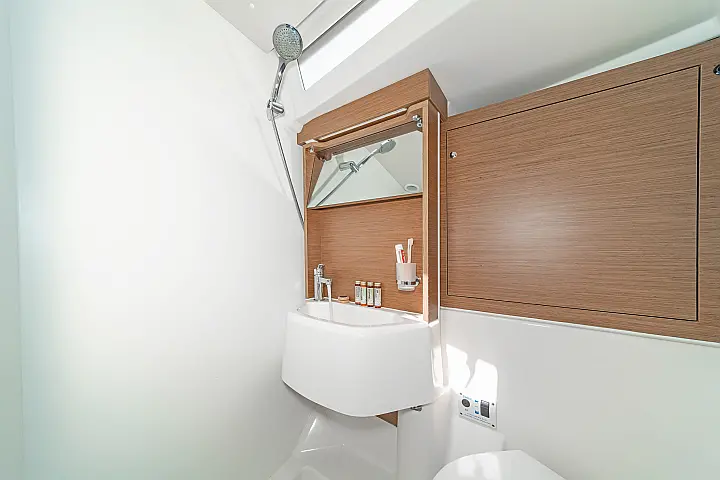 Oceanis 51.1 (5+1 cab) A/C & GEN - 