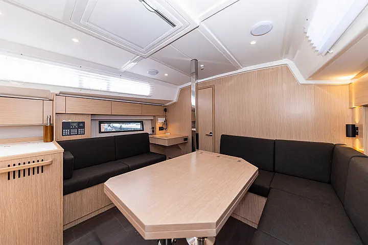 Bavaria C42 - 