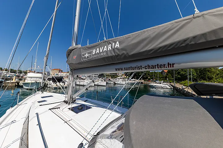 Bavaria C42 - 