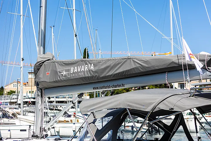 Bavaria C42 - 