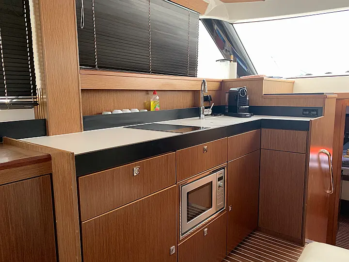 Bavaria Virtess 420 Fly - kitchen