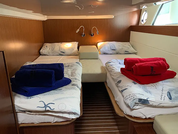 Bavaria Virtess 420 Fly - small cabin_right