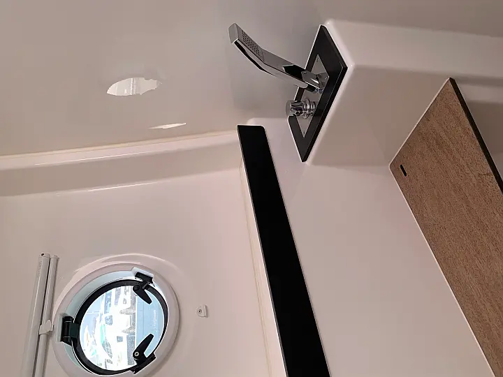 Bavaria Virtess 420 Fly - shower