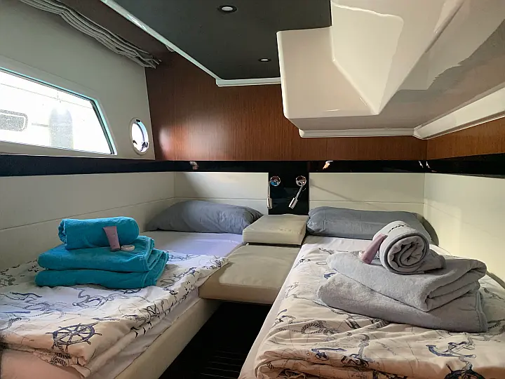 Bavaria Virtess 420 Fly - small cabin-left
