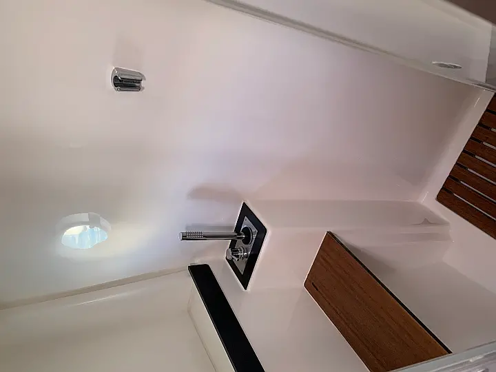 Bavaria Virtess 420 Fly - shower_2