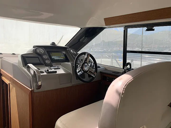Bavaria Virtess 420 Fly - skipper seat