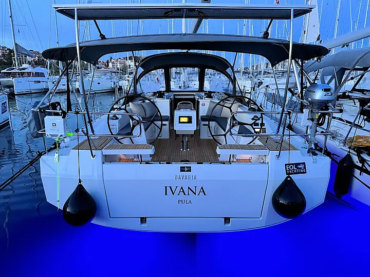 Bavaria C42 - External image