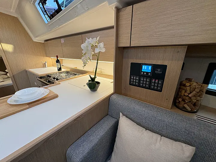 Bavaria C42 - 