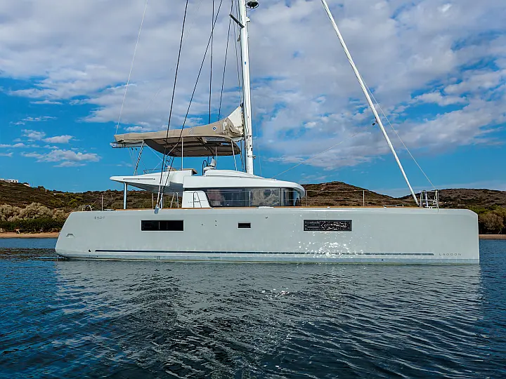 Lagoon 52F - External image