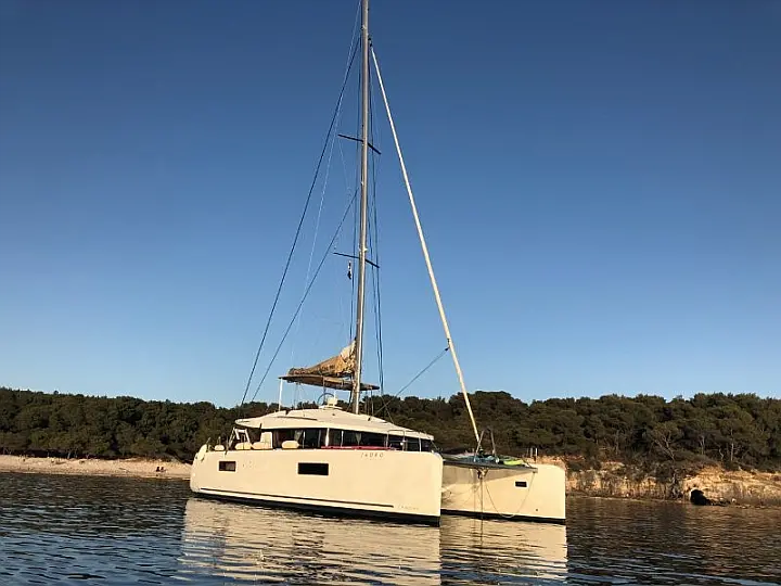 Lagoon 52F - External image