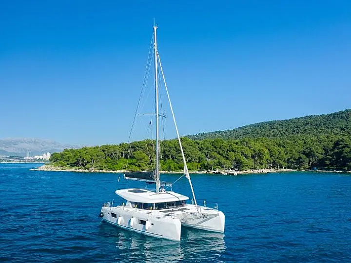 Lagoon 42 - External image
